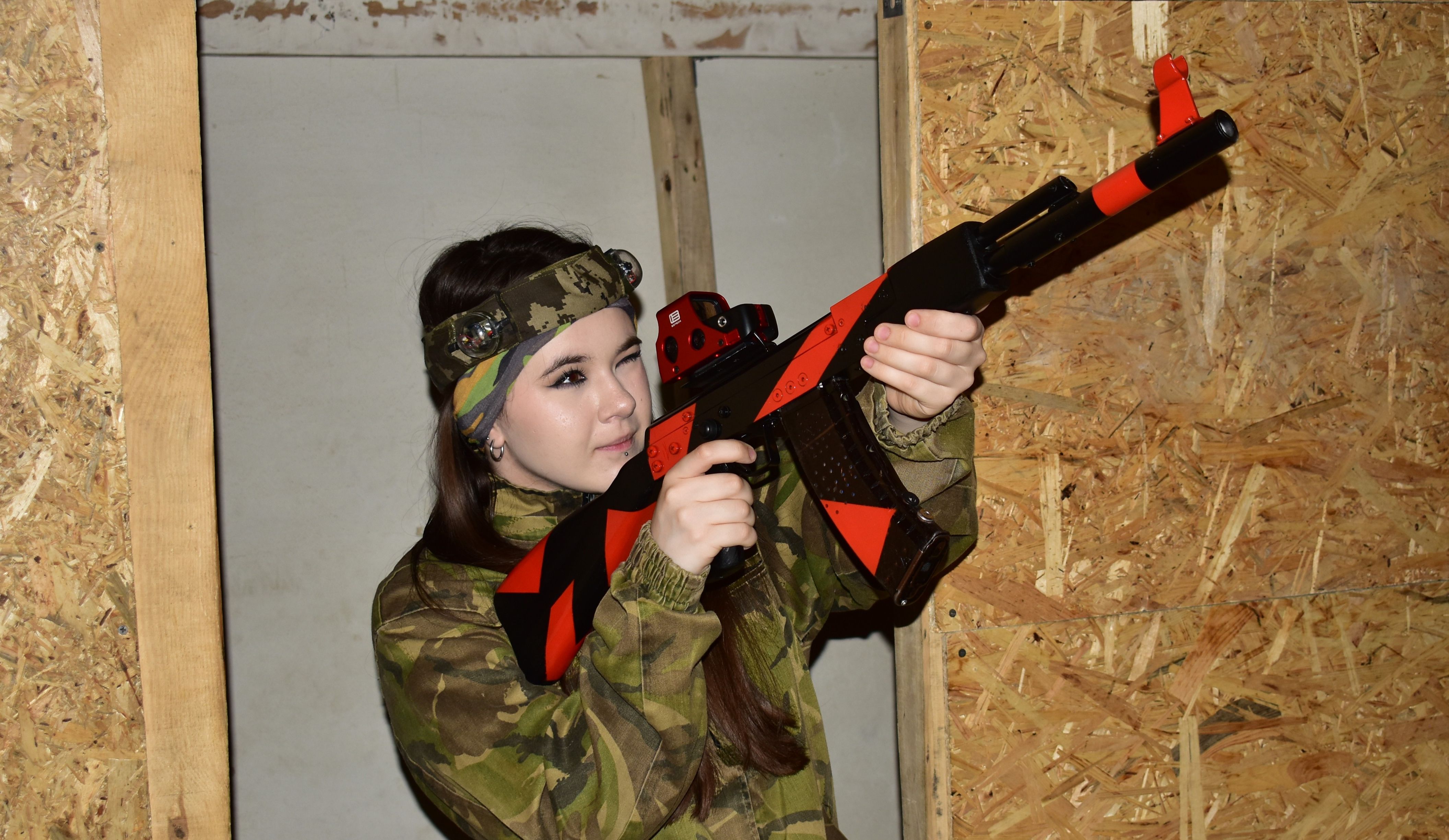 Гравець з макетом зброї та датчиками лазертагу під час гри в Полтаві